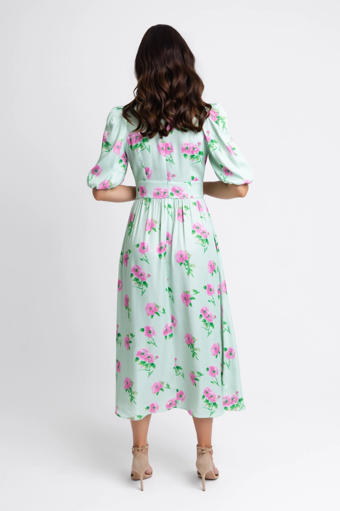 Miętowa sukienka bambi Mint z satyny wiskozowej. Elegancka sukienka midi w kwiaty z dekoltem V i bufiastymi rękawami. Idealna na wesele, komunię, chrzciny i letnie przyjęcia.