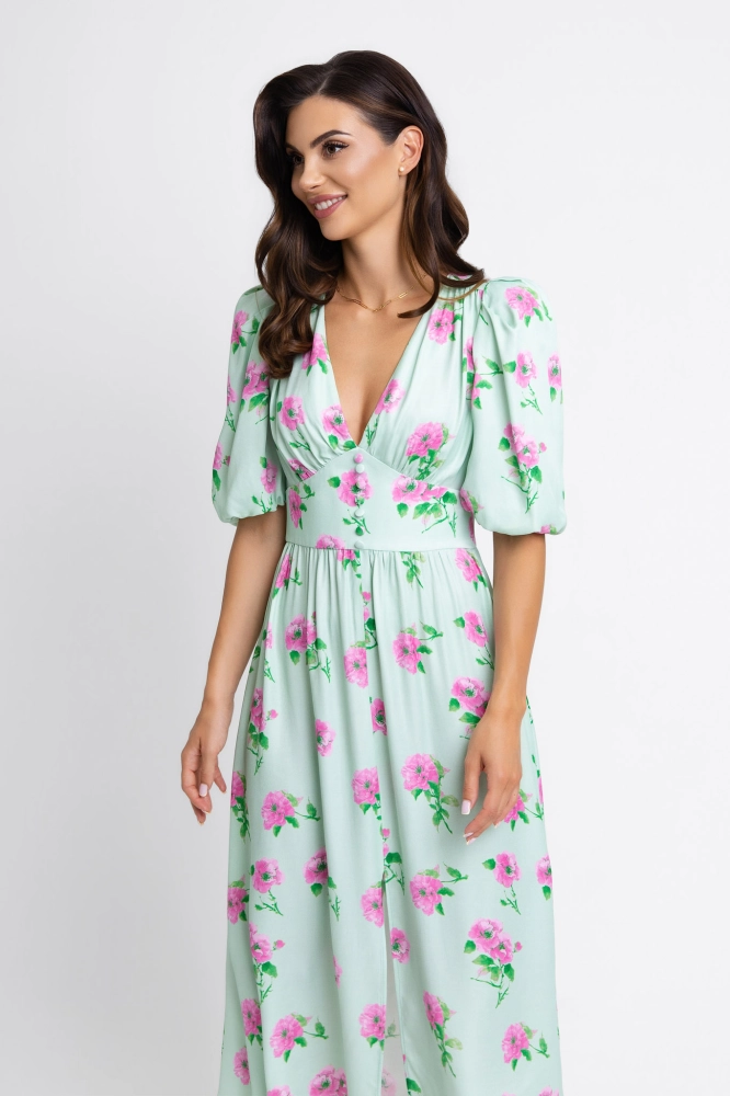 Miętowa sukienka bambi Mint z satyny wiskozowej. Elegancka sukienka midi w kwiaty z dekoltem V i bufiastymi rękawami. Idealna na wesele, komunię, chrzciny i letnie przyjęcia.
