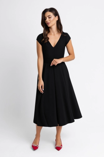 Czarna elegancka rozkloszowana sukienka midi z krótkim rękawem i szerokim dekoltem Maria by Swing 