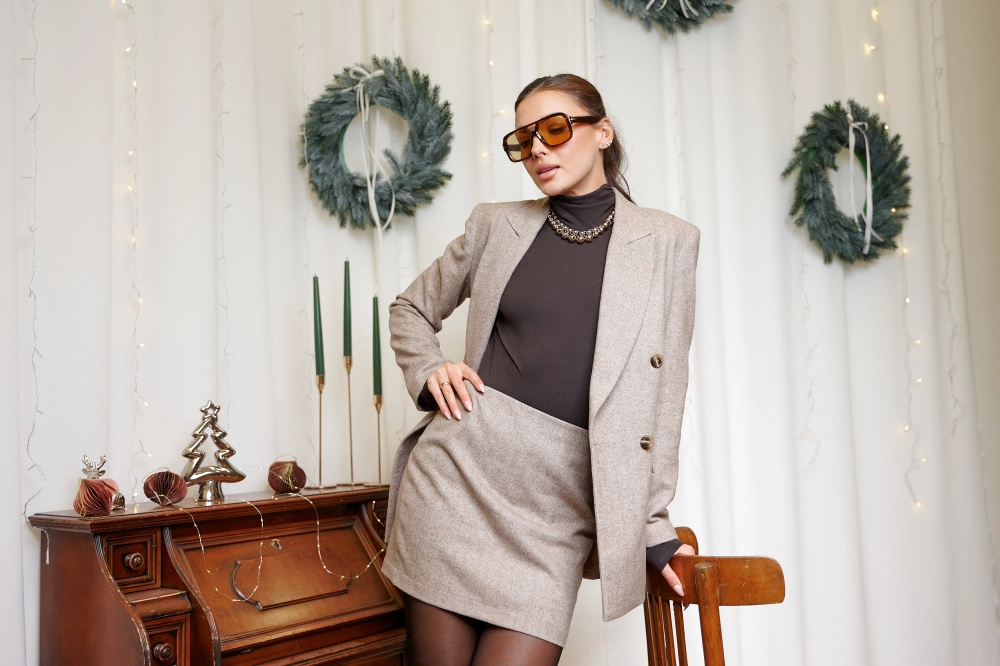 Elegancka-spodnica-mini-z-welna-we-wzor-w-jodelke-Avery-by-Swing (1).jpg