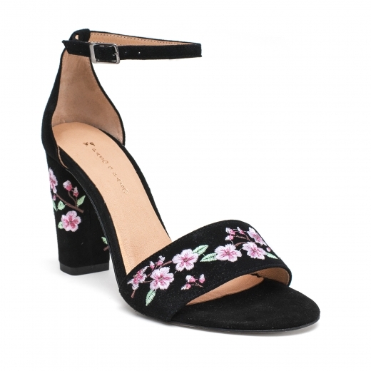 Czarne sandałki z haftem na słupku