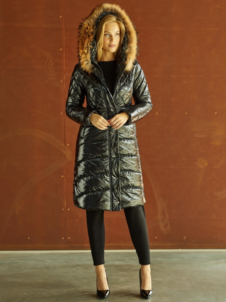 Czarna pikowana kurtka płaszcz do kolana z futrem przy kapturze