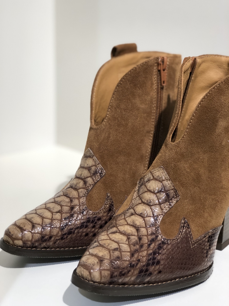 Brązowe zamszowe kowboje z krokodylą skórą