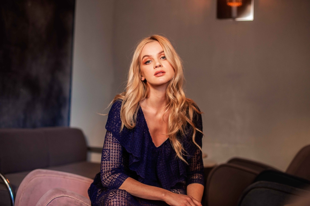 Granatowa sukienka midi z gipiury z głębokim dekoltem Delice Swing