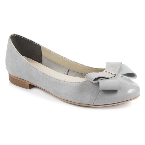 Grey suede ballet flats with lacquered toe and bow by Alexio Giorgio