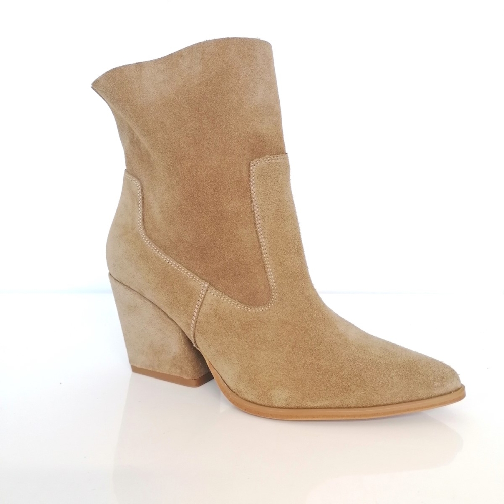 Beżowe zamszowe kowbojki