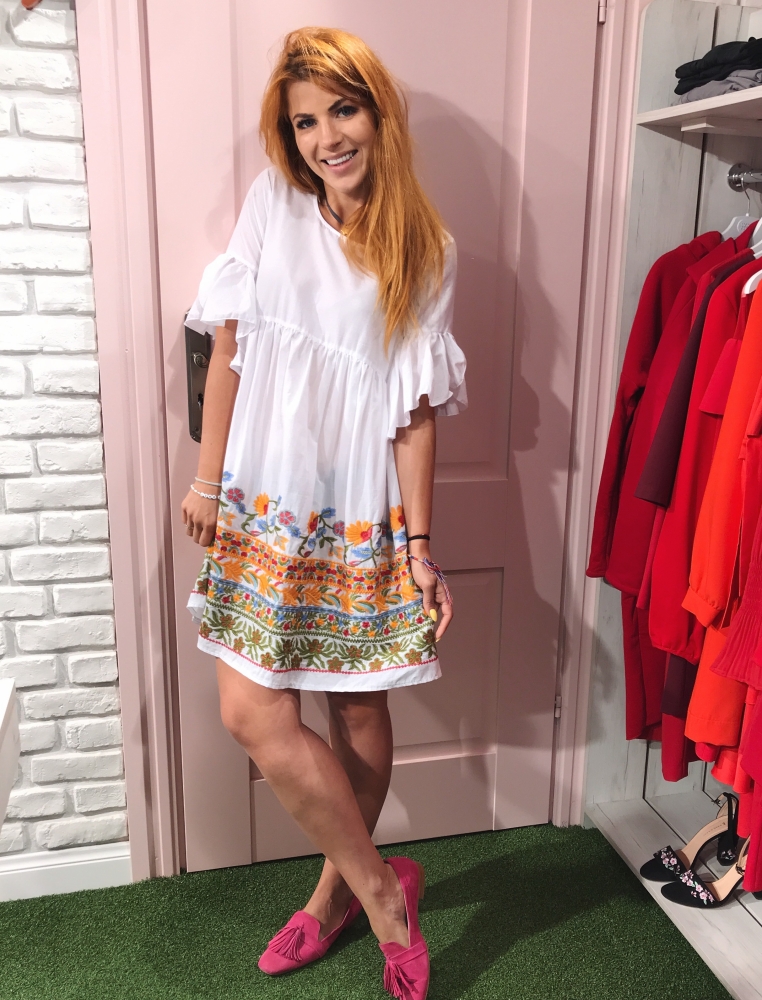 Biała sukienka z kolorowym haftem