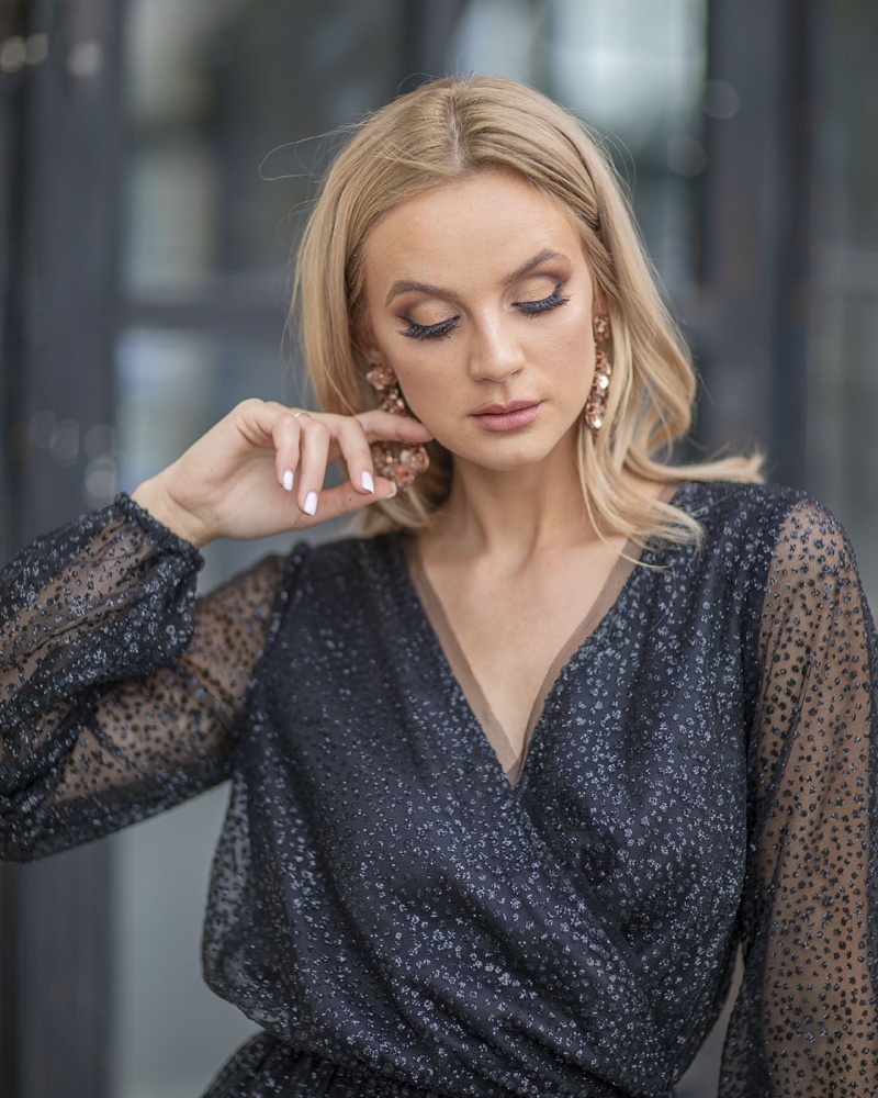 Czarna zjawiskowa błyszcząca sukienka w kropki Golddie Swing