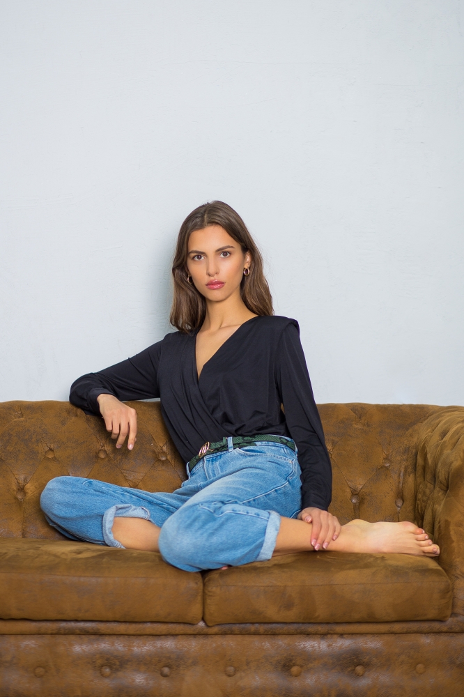 Czarne body MOONLIGHT z kopertowym dekoltem Swing