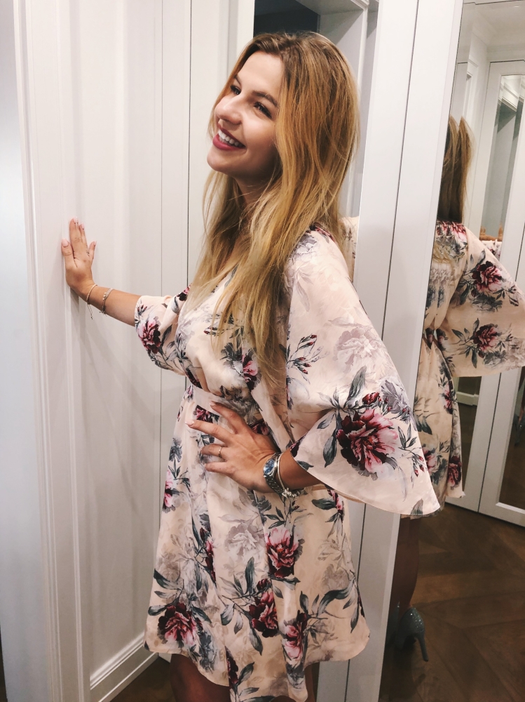 Sukienka mini w kwiaty o kroju kimono Tokio Swing