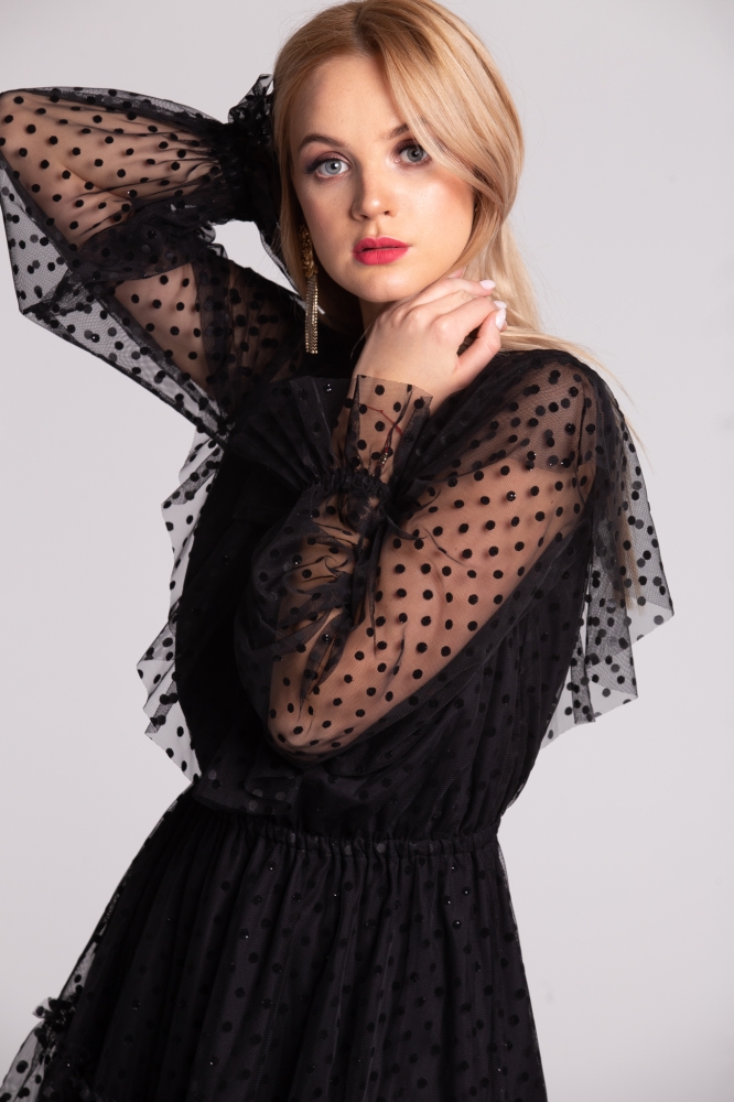 Tiulowa rozkloszowana sukienka w kropki Charlotte 