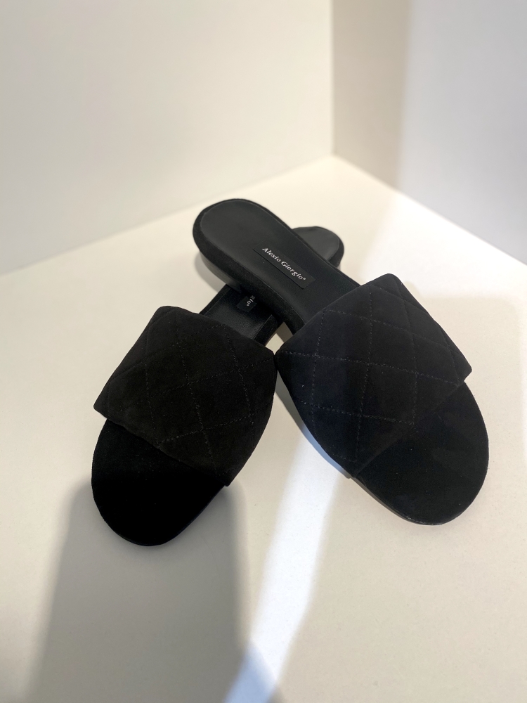 Czarne pikowane klapki z naturalnej skóry zamszowej