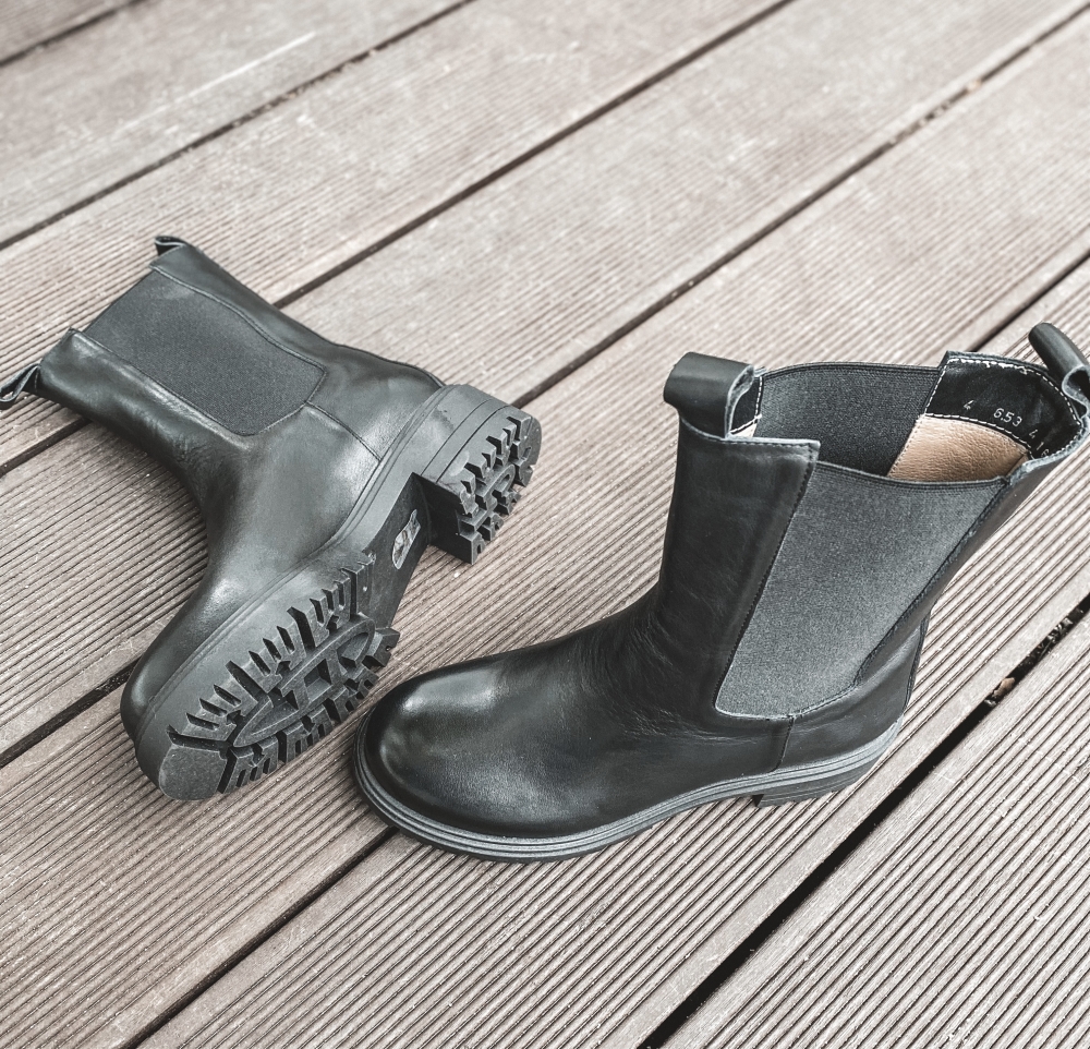 Czarne skórzane botki do połowy łydki z gumą 