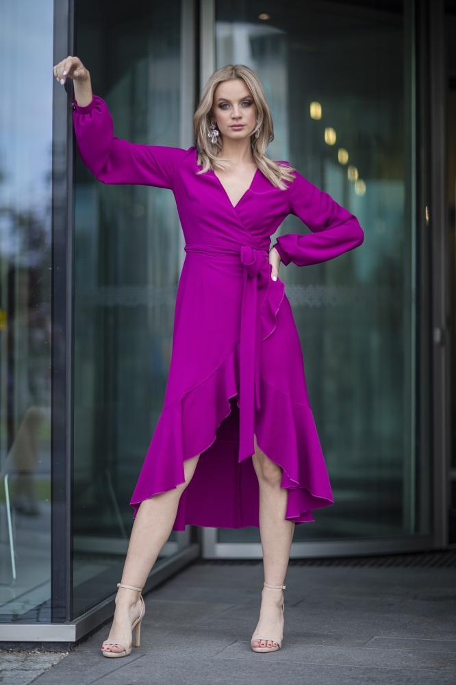  Fioletowa asymetryczna sukienka z ozdobną falbaną Frilla Swing