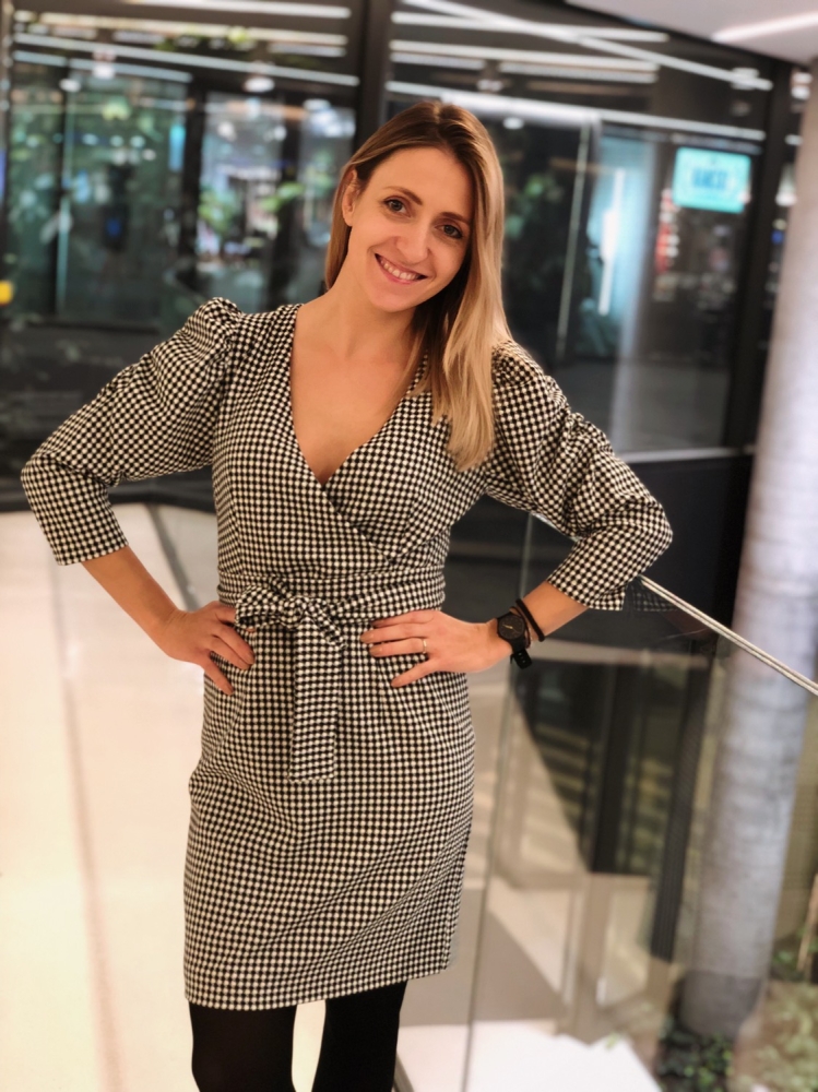 Ołówkowa sukienka w pepitkę z kopertowym dekoltem EVELIN Swing