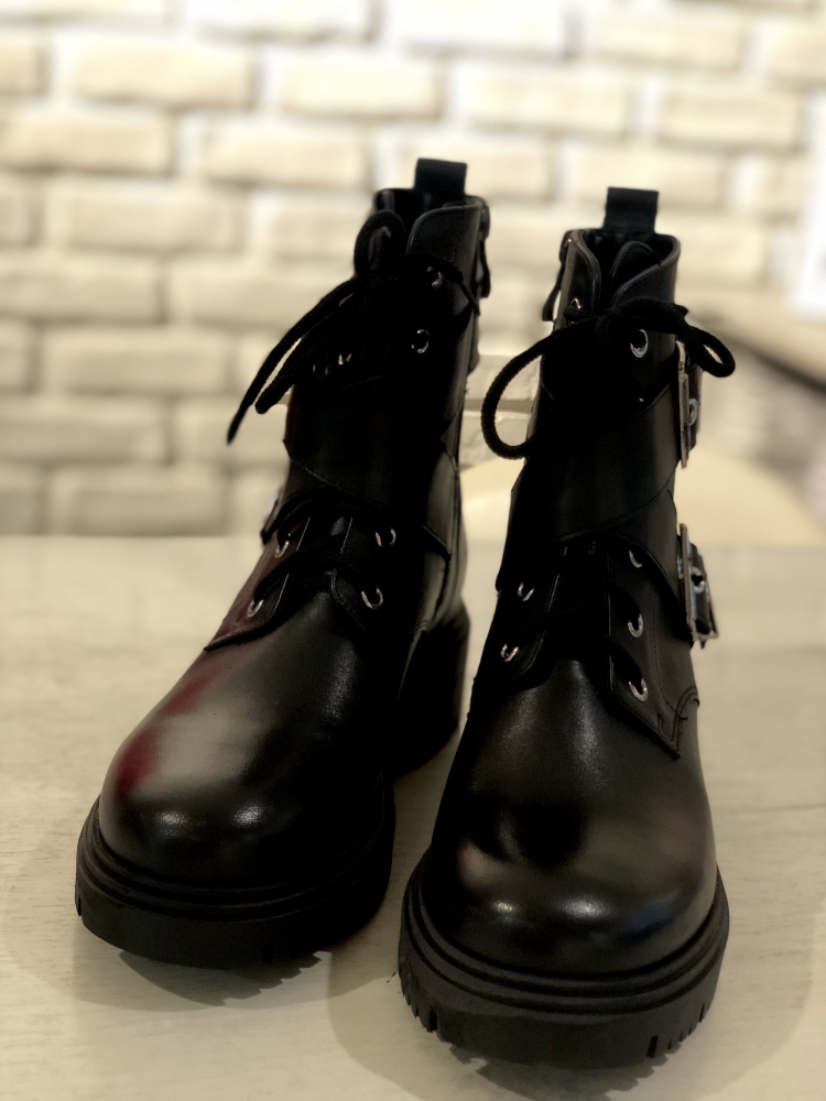 Czarne skórzane trapery kamasze z klamerkami 