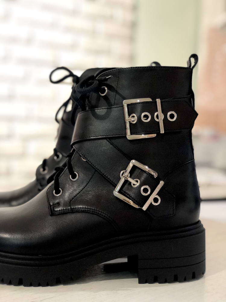 Czarne skórzane trapery kamasze z klamerkami 