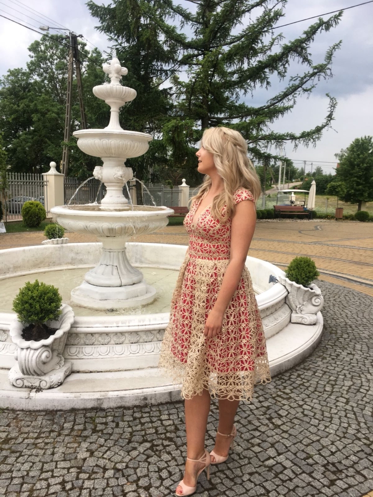 Złota sukienka midi z głębokim dekoltem Ramona Swing