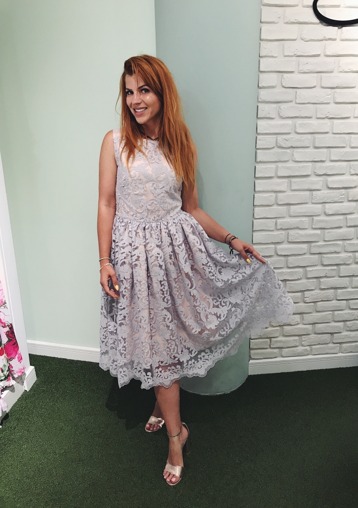 Szara koronkowa sukienka midi CHERRY SWING