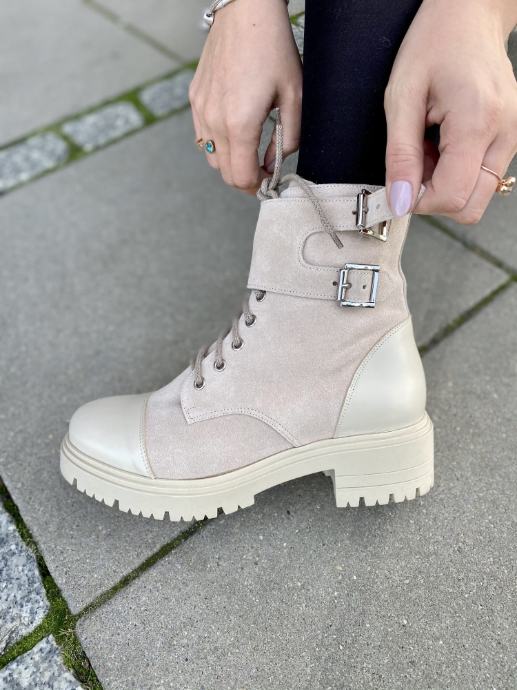 Beżowe skórzane kamasze trapery z klamerkami za kostkę