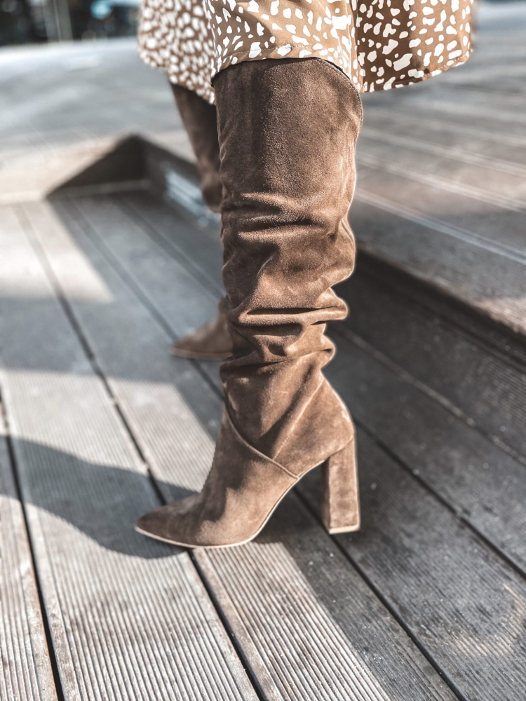 Brązowe zamszowe kozaki na słupku z szeroką cholewką