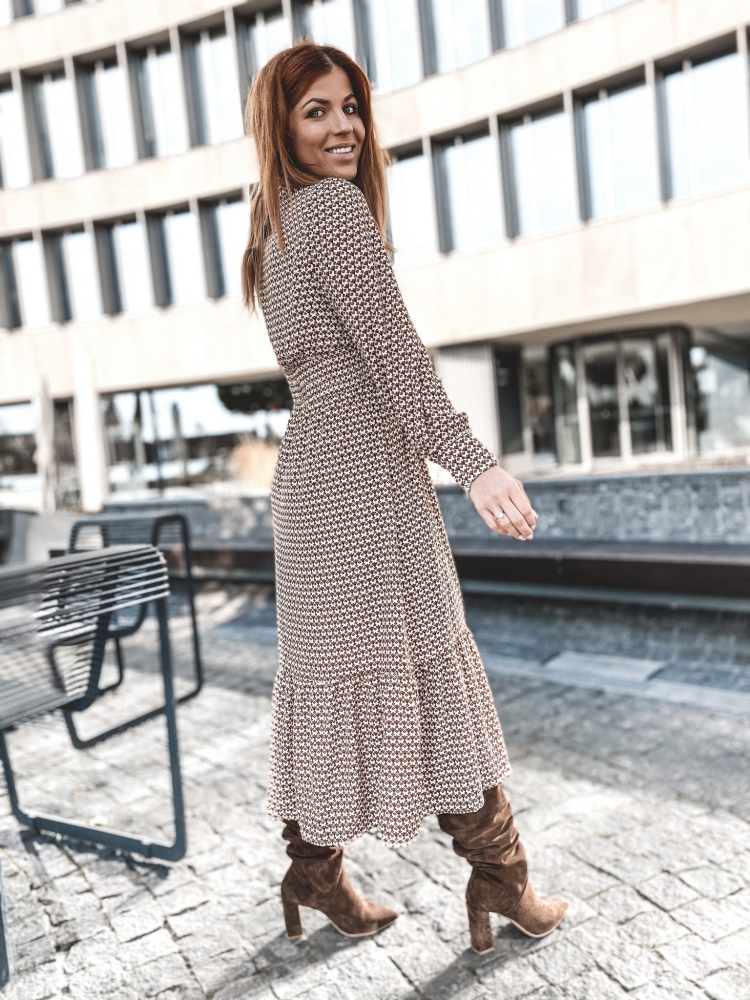 Brązowe zamszowe kozaki na słupku z szeroką cholewką