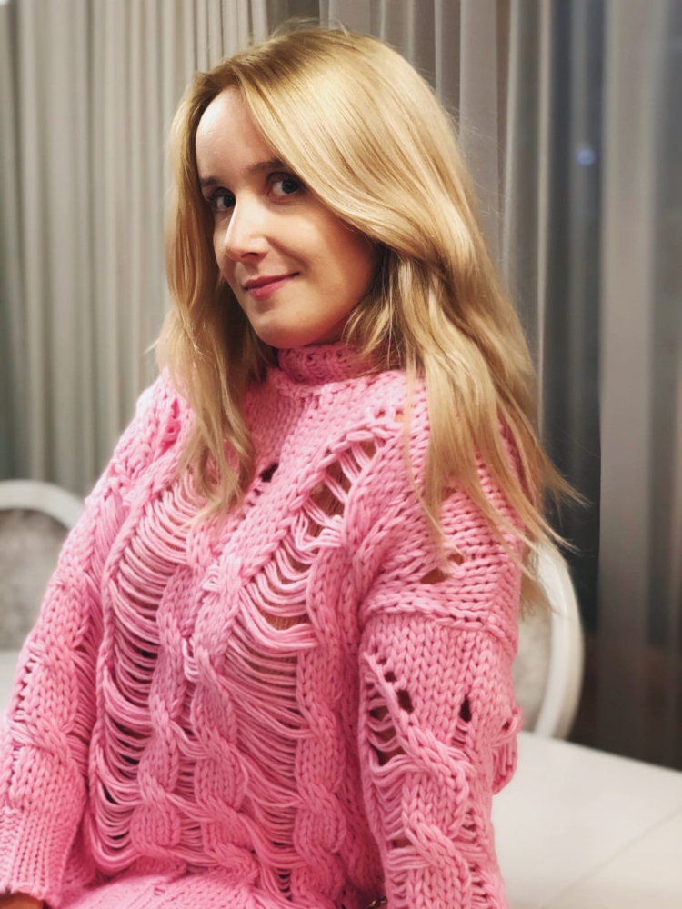 Różowy sweter z luźnym splotem Pinki