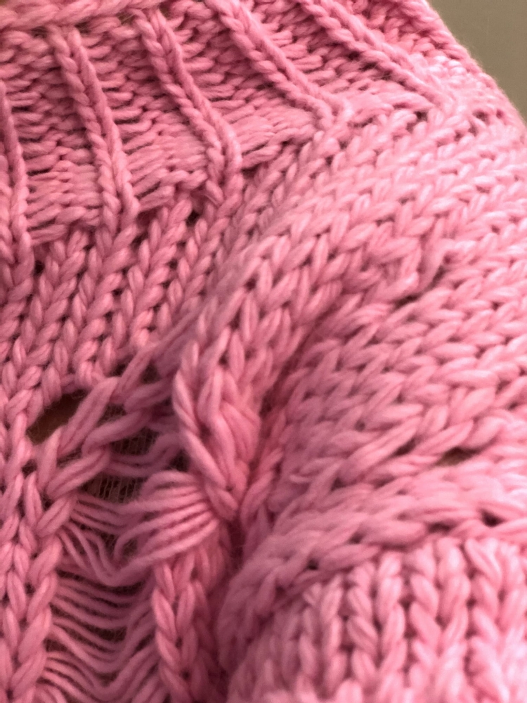 Różowy sweter z luźnym splotem Pinki