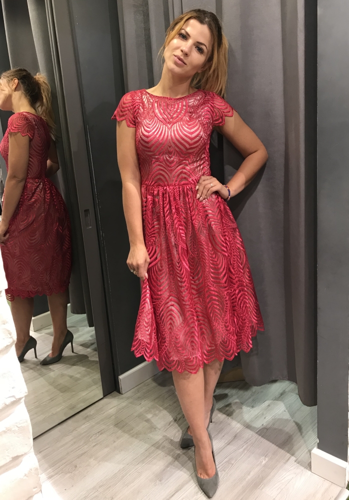 Bordowa koronkowa sukienka Madonna by Swing