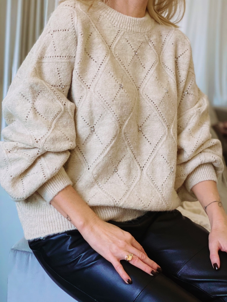 Beżowy sweterek wyszywany błyszczącymi kamykami
