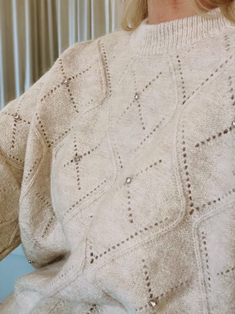 Beżowy sweterek wyszywany błyszczącymi kamykami