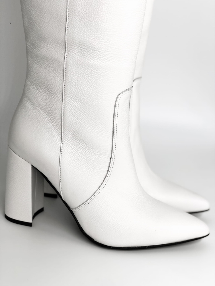 białe skórzane kozaki na słupku