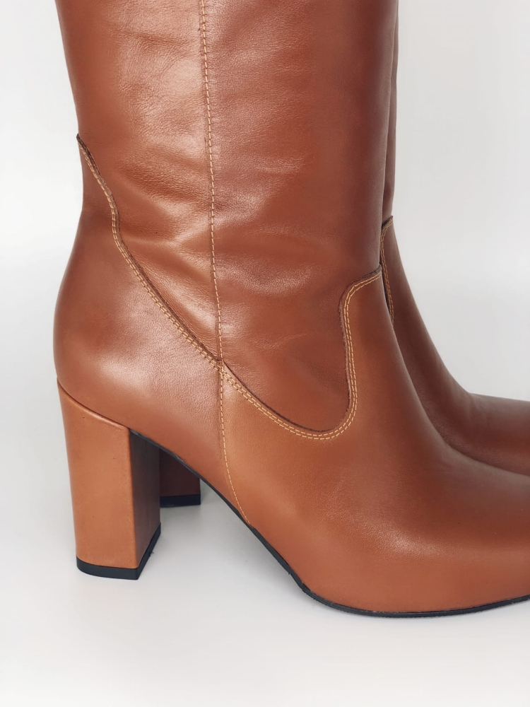 Brązowe koniakowe kozaki na słupku ze skóry naturalnej