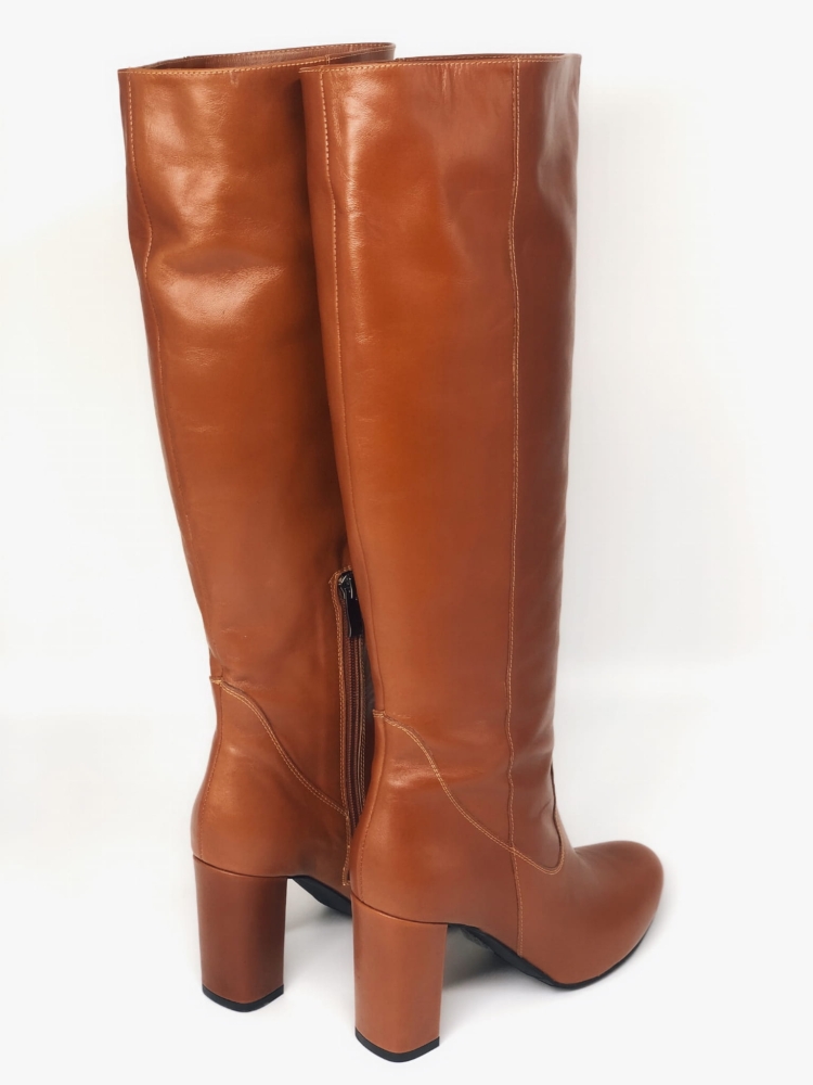 Brązowe koniakowe kozaki na słupku ze skóry naturalnej