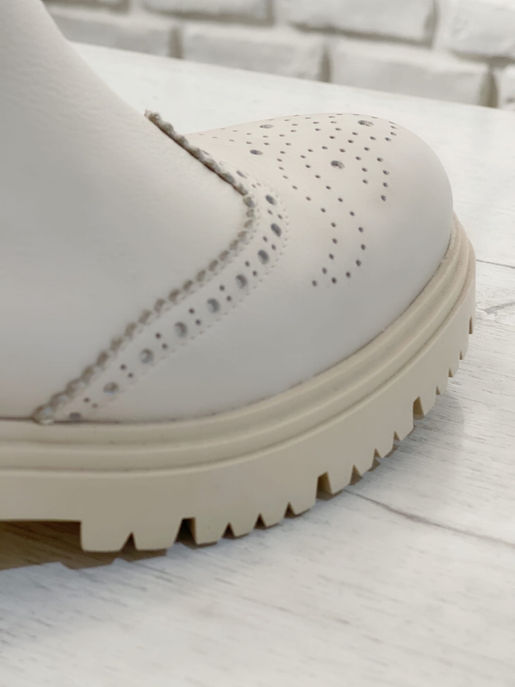 Beżowe skórzane botki do połowy łydki z gumą