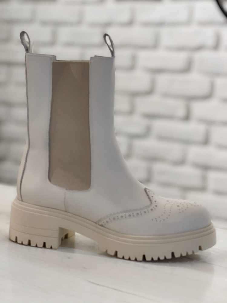 Beżowe skórzane botki do połowy łydki z gumą