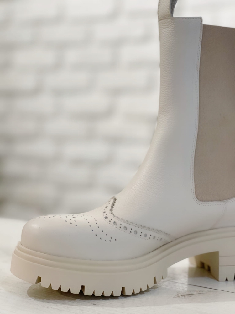 Beżowe skórzane botki do połowy łydki z gumą