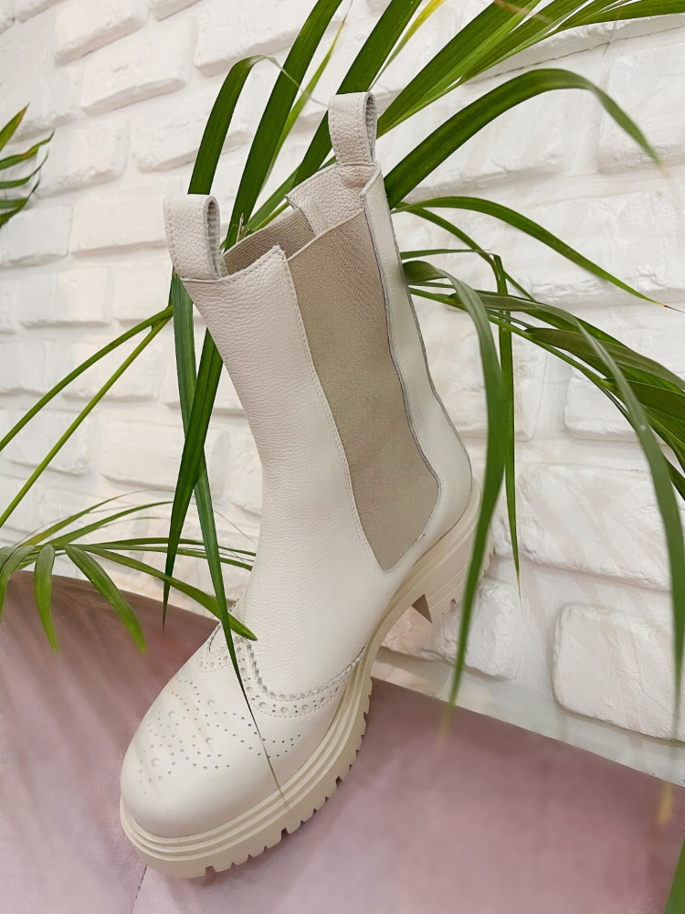 Beżowe skórzane botki do połowy łydki z gumą