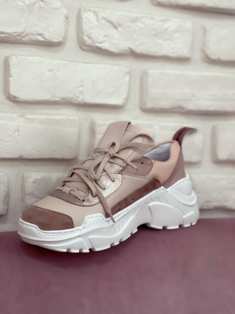 Skórzane beżowe sportowe sneakersy na grubej podeszwie ze złotymi wstawkam