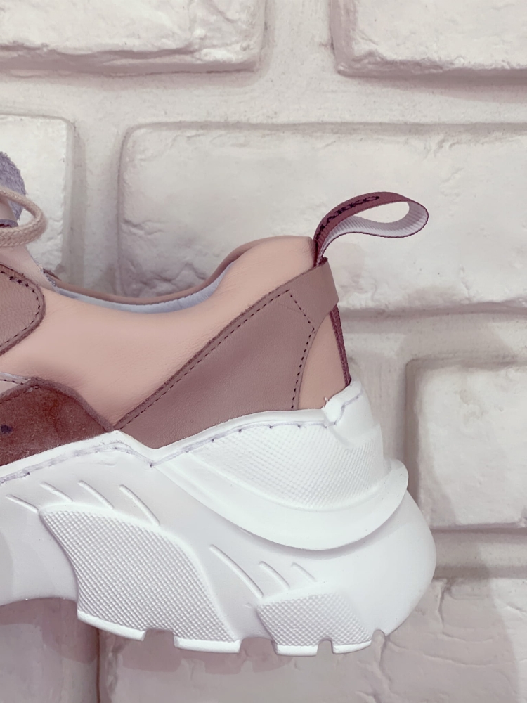 Skórzane beżowe sportowe sneakersy na grubej podeszwie ze złotymi wstawkam