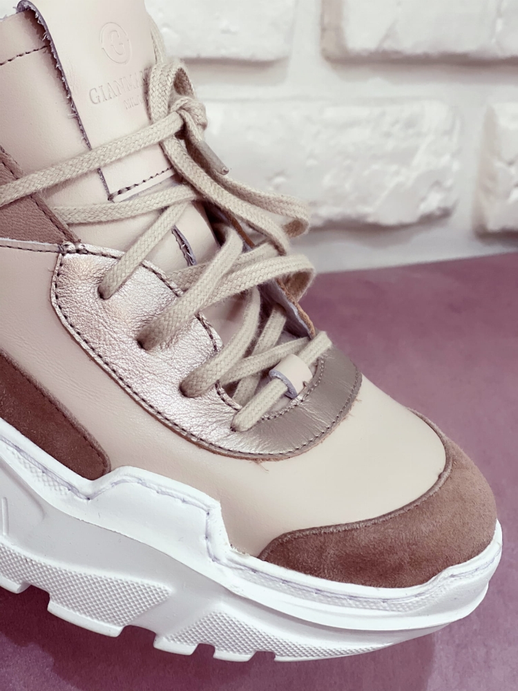 Skórzane beżowe sportowe sneakersy na grubej podeszwie ze złotymi wstawkam