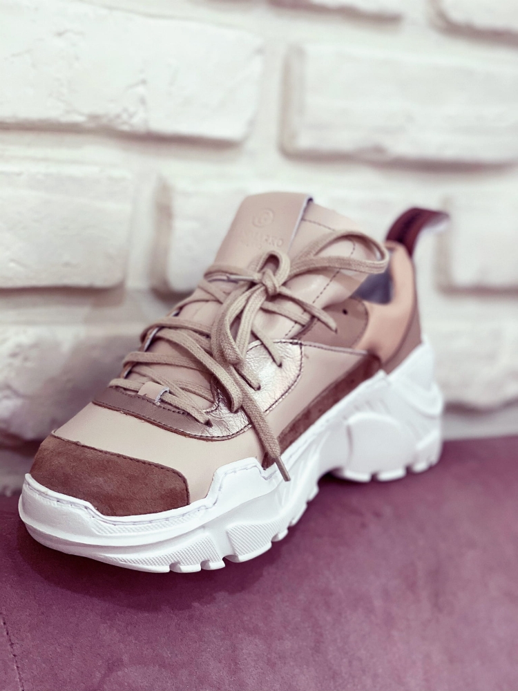 Skórzane beżowe sportowe sneakersy na grubej podeszwie ze złotymi wstawkam