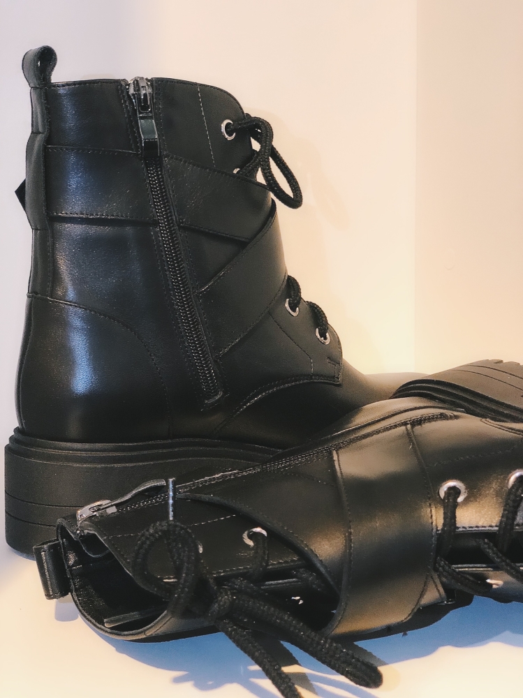 Czarne skórzane trapery kamasze z klamerkami 