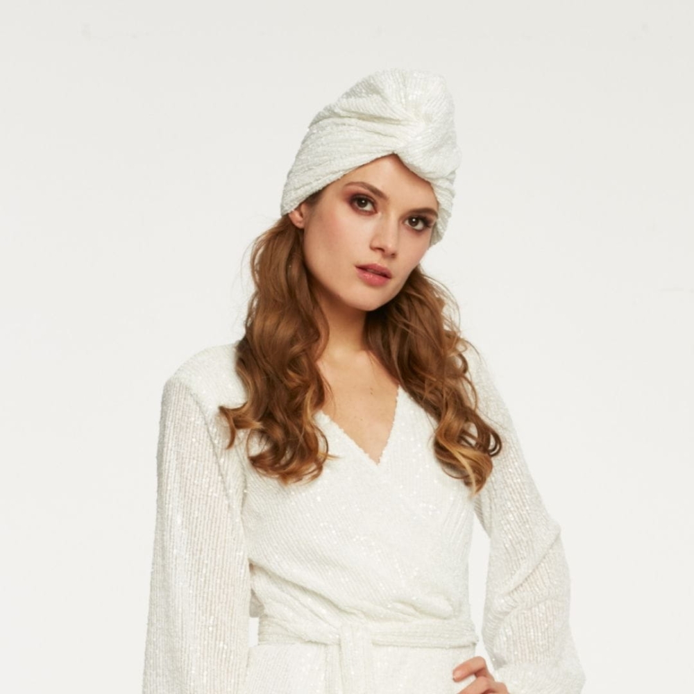 Biały turban wykonany z cekinów SWING SS21