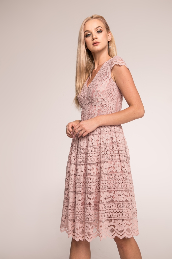 Różowa koronkowa sukienka z dekoltem Anabel Swing