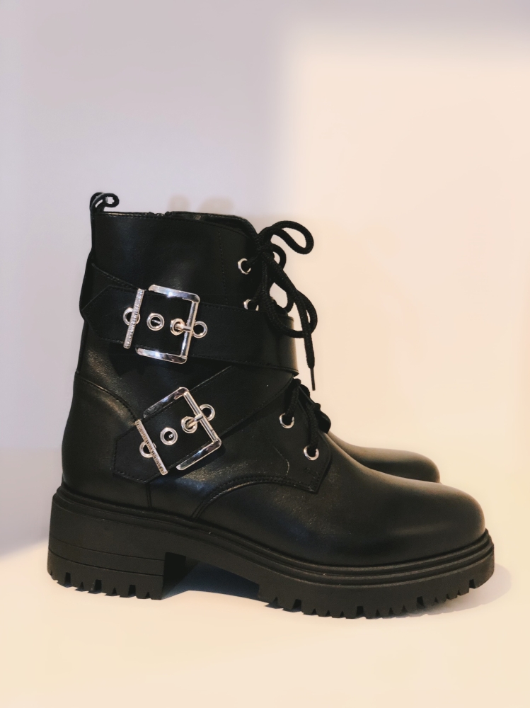 Czarne skórzane trapery kamasze z klamerkami 