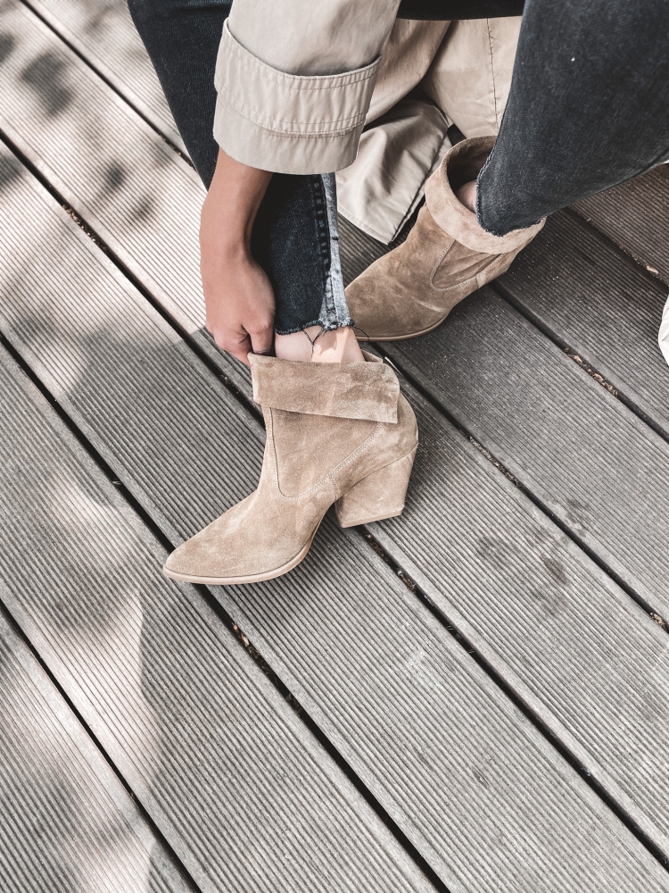 Beżowe zamszowe kowbojki 