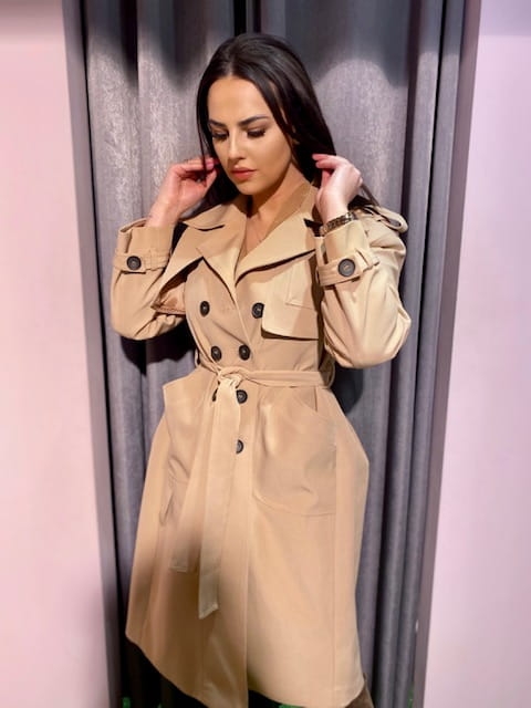 Beżowy wiosenny dwurzędowy płaszcz trencz