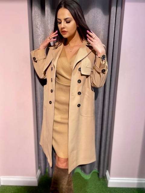 Beżowy wiosenny dwurzędowy płaszcz trencz