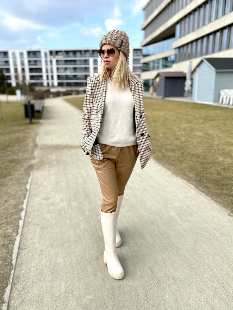 Śmietankowe skórzane kalosze